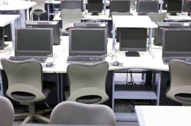 Bilgisayarlı modern okul sınıfı