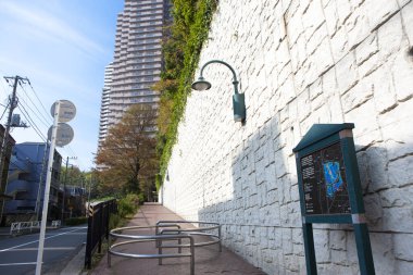 Şehrin duvarında lamba var. 