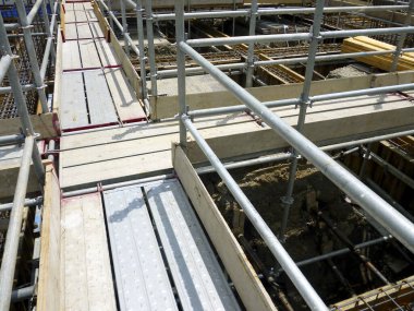 Tahta köprüsü olan bir inşaat alanı.