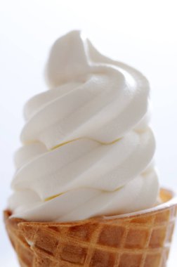 Beyaz arka planda leziz dondurma külahının yakın plan görüntüsü    
