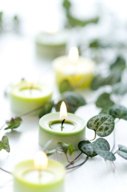 Güzel çiçek dekoru ve beyaz arkaplanda mumlar.    