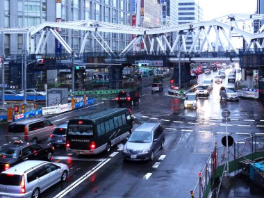 Tokyo 'nun işlek yollarını dolduran araçların görüntüsü.