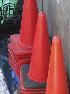 Yerde kırmızı plastik koniler