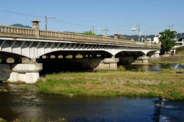 Su yüzeyinde devasa köprü inşaatı