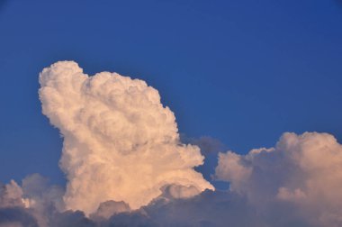 Gün batımında mavi gökyüzünde büyük dramatik bulutlar