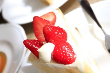 Çilekli lezzetli tatlıyı yakın. 