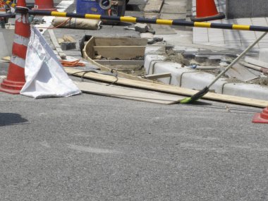 Koni araçları ve tamamlanmamış kaldırımları gösteren inşaat alanı