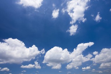 Beyaz bulutlu mavi gökyüzü arkaplanı