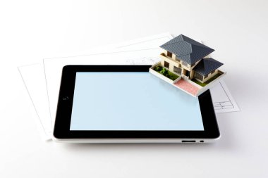 ev modelleri ve tablet masada, sigorta konsepti 