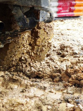 Arka plandaki yol silindiri, kapat.