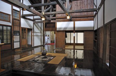 Tatami paspasları ve ahşap kirişlerle geleneksel Japon iç mimarisi.
