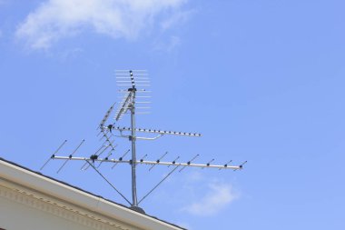 uydu çanağı mavi gökyüzü arka planında