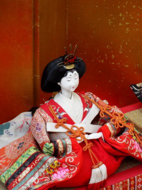 Güzel ve renkli bir Japon bebeğinin görüntüsü. 