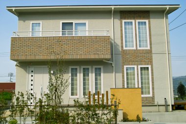 Yeni kasabadaki modern bina manzarası