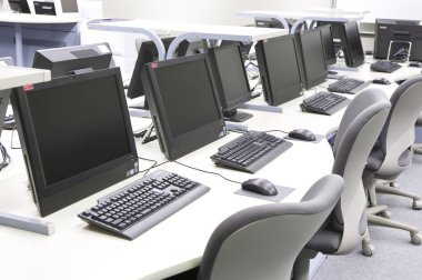 Masaların üzerinde bilgisayarlar olan modern ofis içi