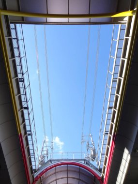 Şehirde açık mavi gökyüzü olan modern mimari 