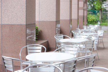 Açık bir kafede masa ve sandalyeler.