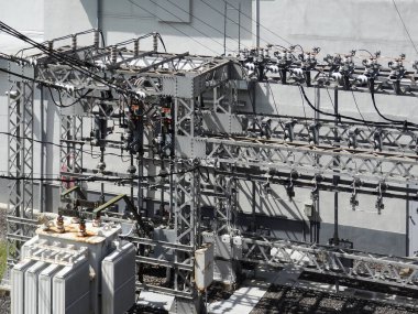 Elektrik santralindeki elektrik ekipmanlarını denetleyen işçiler