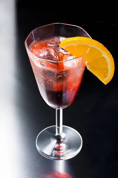 Cocktail Rouge Verre Martini Sur Fond Noir — Photo