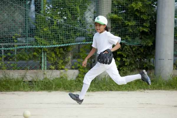 Aziatische Kleine Jongen Spelen Honkbal — Stockfoto