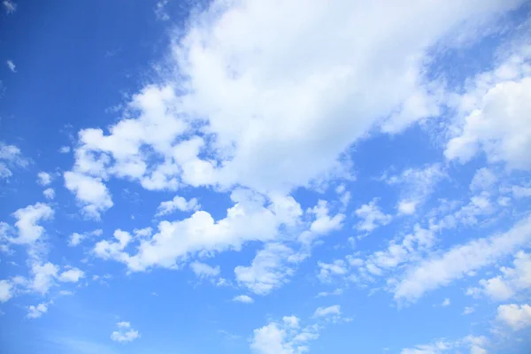Gyönyörű Kék Fehér Felhők Háttér — Stock Fotó