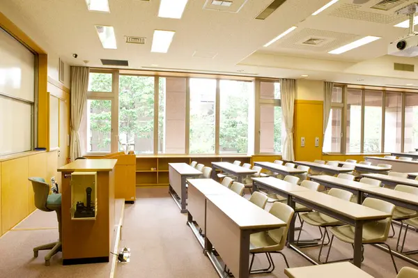 学校里空荡荡的教室 一排排木制书桌和椅子 — 图库照片