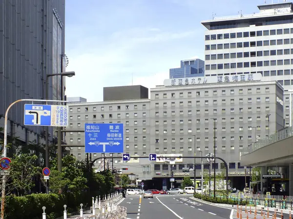 Şehrin gökdelenlerinin yakınındaki yolları araçlar dolduruyor.