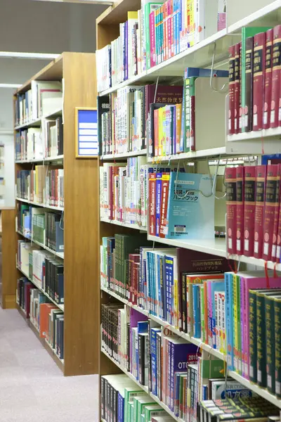 Üniversite kütüphanesinin içi kitaplık ve diğer mobilyalarla dolu