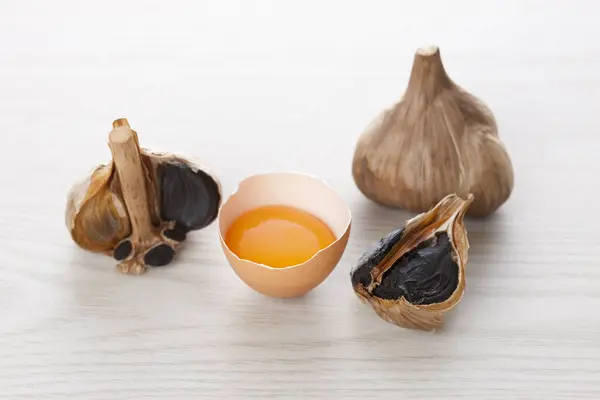 Black Garlic Bulbs Egg Yolk — Stock Photo, Image