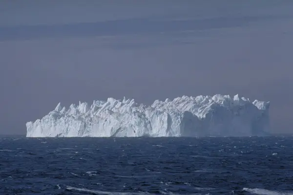 Айсберг Плавает Холодных Водах — стоковое фото