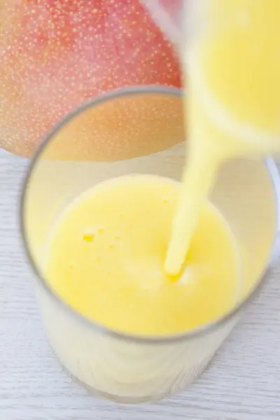 Glas Mango Juice Isolerad Bakgrunden — Stockfoto