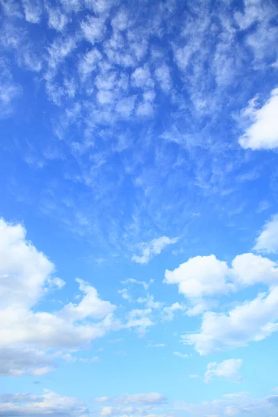Gyönyörű Kék Fehér Felhők Háttér — Stock Fotó