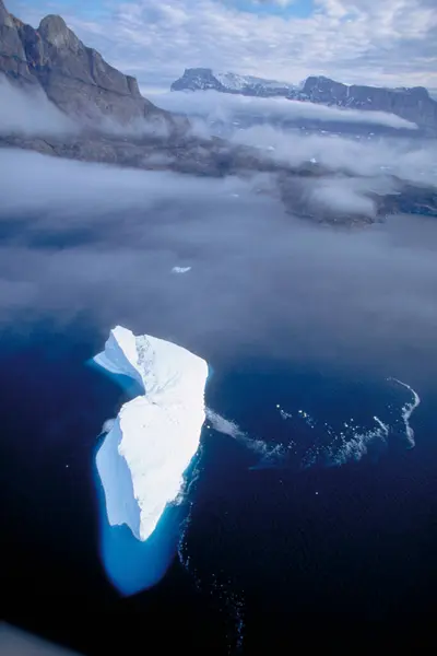 冰山漂浮在冰冷的水面上 — 图库照片