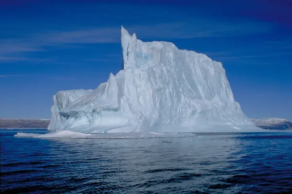 Eisberg Schwimmt Kalten Wasser — Stockfoto