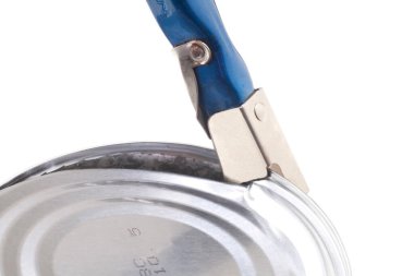 Metal kutu mavi saplı açıcı kullanılarak açılıyor