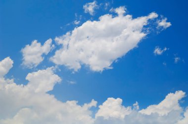 Mavi arkaplanda beyaz bulutlar