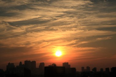 Güzel, parlak gün batımı gökyüzü ve şehir silüeti                                       