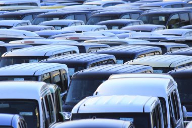 Akşamları yolda bir sürü araba oluyor. Yoğun trafik 