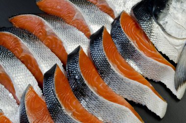 Taze somon balığı parçaları, yakın görüş.     