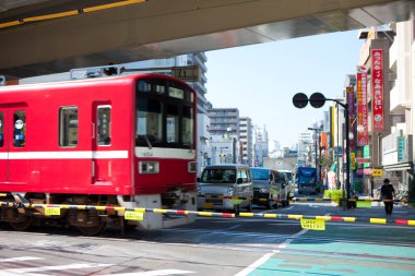 Tokyo 'da trafik dolu hareketli sokaklar.