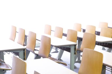 Masalar ve sandalyeler ile boş okul sınıf           