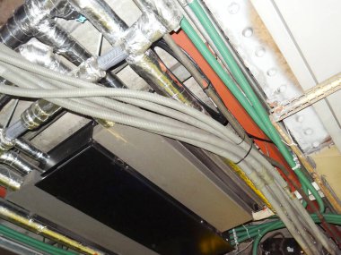 İnşaat halindeki bir binada elektrik kabloları ve kablolar var.