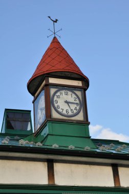 Eski kasabadaki saat.