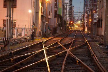 Geceleri tren raylarının manzarası