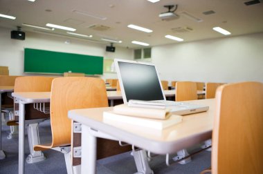 boş modern sınıf ve masaüstü bilgisayarı