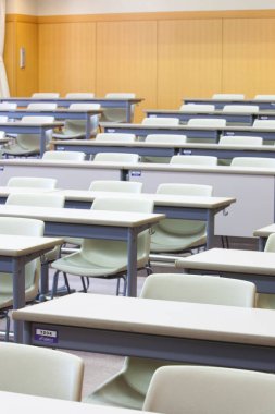 boş sınıf içi masa ve sandalyelerle dolu  