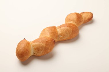 Beyaz arka planda taze baget ekmeği, yakın plan.