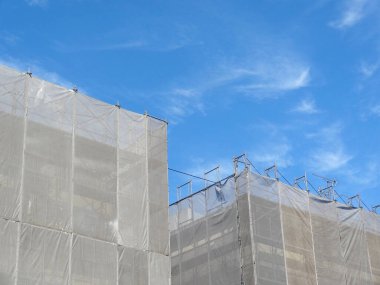 Güneşli bir günde yeni bir modern bina inşaatı