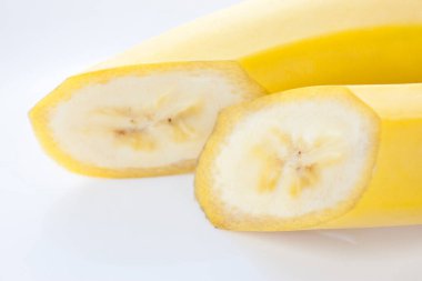 Dilimlenmiş muz beyaz arka planda izole