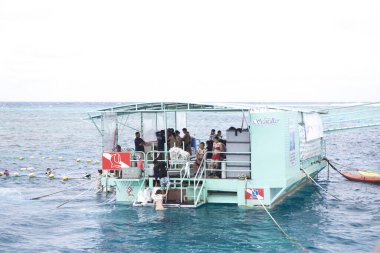 İnsanlar yüzen platformda eğleniyorlar